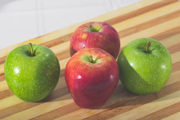 jugosas manzanas verdes y rojas