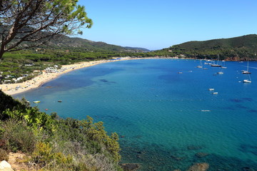 Veduta del golfo di Lacona, Isola Elba, Italia, con spiaggia, mare azzurro e barche