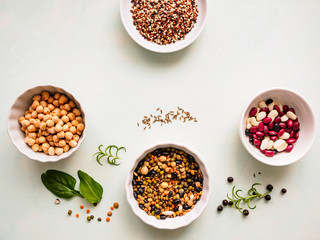 Kichererbsen, verschiedenen getrocknete Hülsenfrüchte in weißen Schüsseln, Flat lay, gesunde Ernärhung, pflanzliches Eiweiß