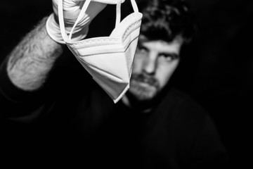 Adulto con guantes ofrece mascarilla