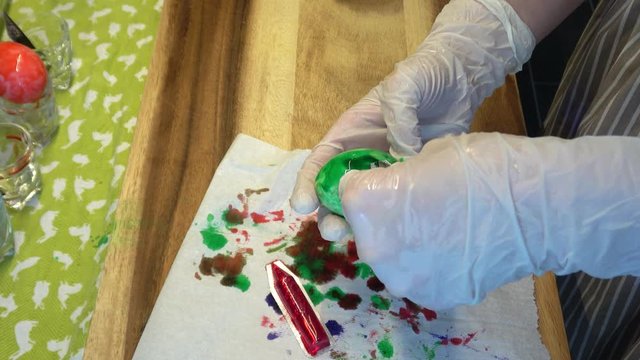 Ostereier werden mit Farbe eingef&auml;rbt