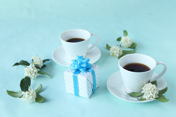 Fototapeta na wymiar 白い沈丁花とコーヒーとプレゼント