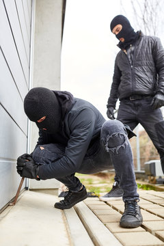 Einbrecher hebeln Tor von Garage auf