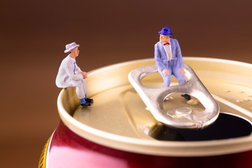 ビール缶の上に座る男たち