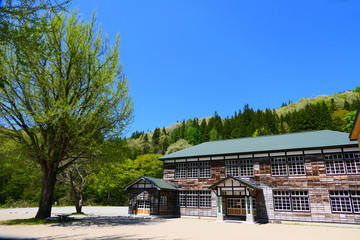 Obraz premium 山里の小学校。喰丸、昭和、福島、日本。5月中旬。