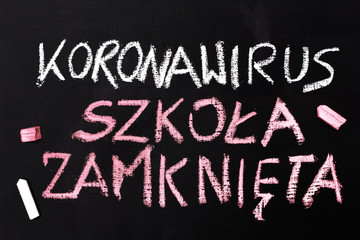 Koronawirus 2019-nCoV Napis wykonany kredą na tablicy.  Zamknięte szkoły i odwolanie lekcji. 