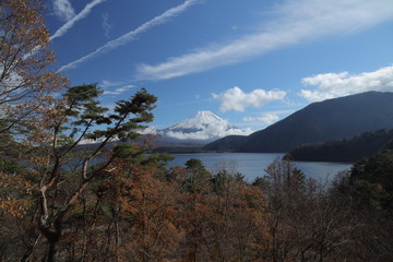本栖湖と富士山