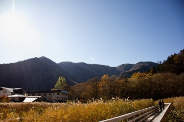 Paisagem com montanhas no interior do Japão em outono.