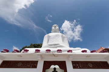 The Bahirawakanda White Buddha Statue is located alongside the Sri Maha Bodhi Temple which is on the top of the Bahirawa Kanda hill.Bahirawakanda is a village in the centre of the Kandy, Sri Lanka
