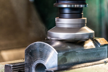 A quick-cutting mill with rapid soldering makes metal removal on a CNC machine, chips flies to the sides.