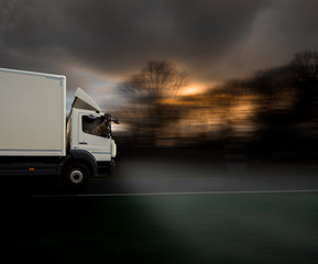 weißer LKW auf Landstraße bei sonnenuntergang 