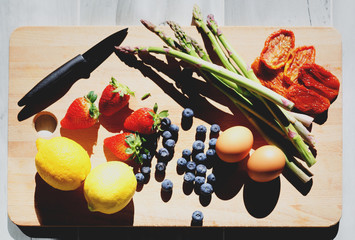 uova, verdura e frutta al sole