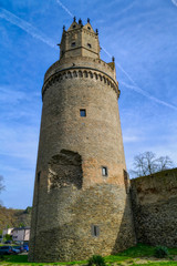 Fototapeta na wymiar Historischer runder Turm in Andernach am Rhein