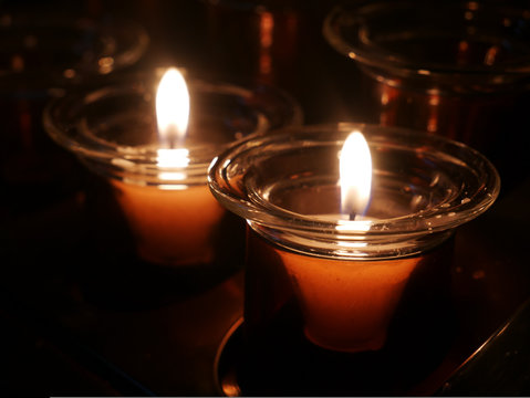 Bougies allum&eacute;es dans la cath&eacute;drale en gros plan