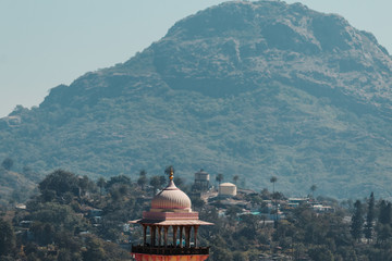 Fototapeta na wymiar View of the buildings in front of the mountain at Mount Abu in Rajasthan, India