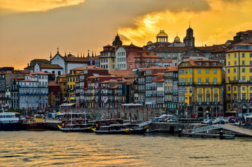 porto 02 - la città al tramonto col fiume e le barche 