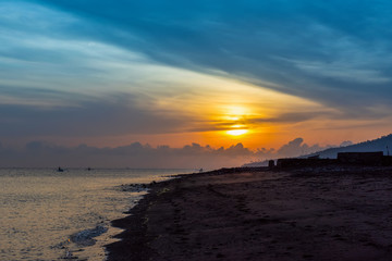 Obraz premium Colorful ocean black sand beach sunrise. Bali, Indonesia