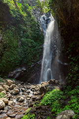 Obraz premium Piękny wodospad na wyspie Bali. Indonezja