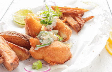 Backfisch Pommes Tüte Papier Fish and Chips 