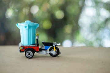 Miniature toy car: Tricycle for loading and unloading garbage.