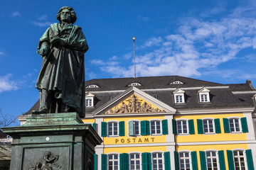 Obraz premium Beethoven and Old Post Office Building in Bonn, Germany