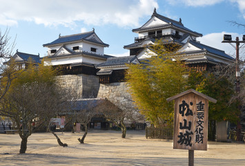 重要文化財、松山城。 松山城は現存天守閣１２城のうちの1つです。 愛媛県松山市の観光名所。