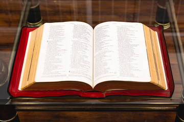 Antigua Sagrada Biblia abierta. Capitulos y Versículos. Libro religioso. Catolico apostolic...