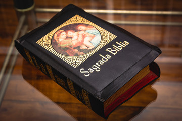 Antigua Sagrada Biblia Catolica cerrada. Religion catolica apostólica romana. 