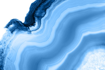 Abstrakter Hintergrund - gestreiftes Achatscheibenmineral, Farbe des Jahres 2020 Pantone Classic Blue 19-4052