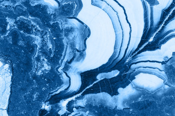 Querschnitt des abstrakten blauen Fantasy-Minerals, Farbe des Jahres 2020 Pantone Classic Blue 19-4052 © lukszczepanski