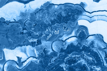 Querschnitt des abstrakten Fantasy-Minerals, Farbe des Jahres 2020 Pantone Classic Blue 19-4052 © lukszczepanski