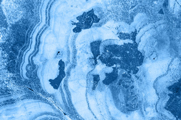 Querschnitt des abstrakten blauen Fantasy-Minerals, Farbe des Jahres 2020 Pantone Classic Blue 19-4052 © lukszczepanski