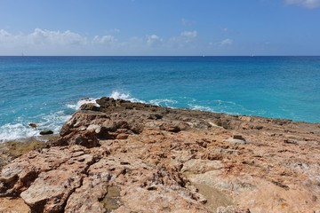 Fototapeta na wymiar View of a beach on the blue Caribbean Sea in Saint Martin (Sint Maarten), Dutch Antilles