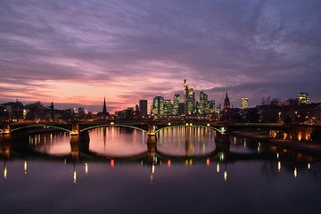 Abenddämmerung über der Skyline von Frankfurt