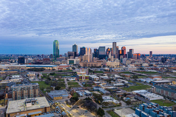 Fototapeta na wymiar Panoramic picture of the Dallas skyline in morning sun and cloudy sky