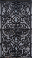 grille en fer forgé devant une fenêtre