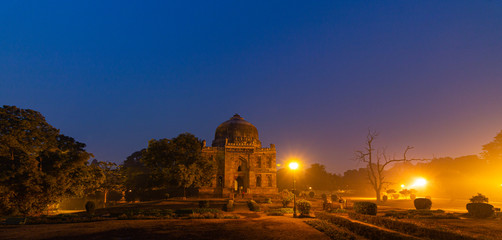 Obraz premium Night view of Shisha Gumbad, Lodhi Garden