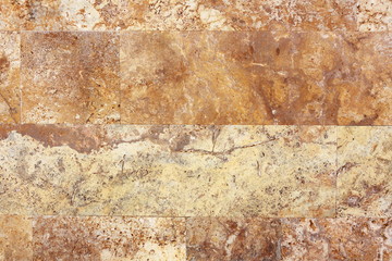 muro interior o exterior con marmol traventino flameado colocado a junta perdida, aplacado de piedra natural