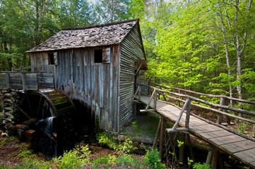 Fototapeta na wymiar Built in 1867, the John Cable Grist Mill still operates today at Cade's Cove in Great Smoky Mountains National Park, Tennessee.