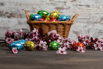 Cesto con uova di Pasqua sul tavolo
