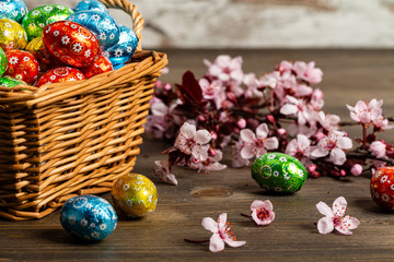 Cesto con uova di Pasqua sul tavolo