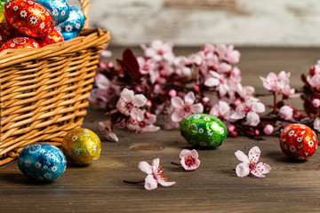 Cesto con uova di Pasqua sul tavolo