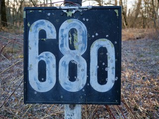 Altes schwarzes Schild 680