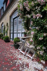 hübsche Hausfassade mit Rosenstock in der historischen Altstadt von Friedrichstadt