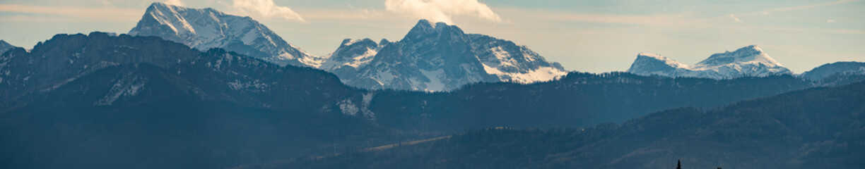 Fototapeta na wymiar Oberösterreich Nationalpark Kalkalpen Dachsteingebirge Totes Gebirge Höllengebirge Panorama von Kremsmünster aus gesehen