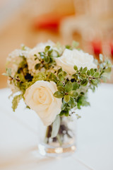 Bouquet de fleurs et décoration de table