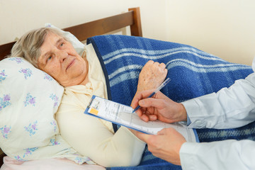 Home doctor discusses the condition of a sick woman