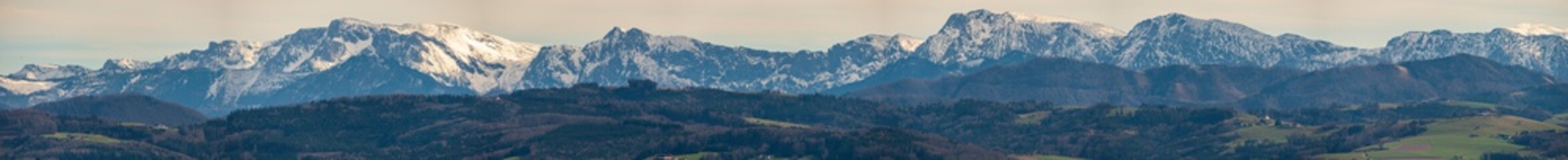 Oberösterreich Nationalpark Kalkalpen Dachsteingebirge Totes Gebirge Höllengebirge Panorama von Kremsmünster aus gesehen