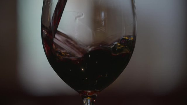 Wein eingie&szlig;en Zeitlupe