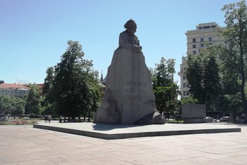 the monument to Karl Marx at theater square in moscow
